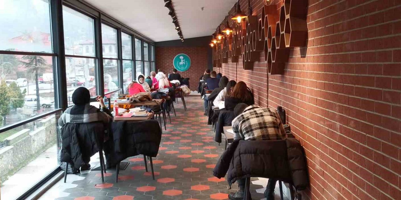 Dönemeç Kitap Kafe’ye Gençlerden Yoğun İlgi