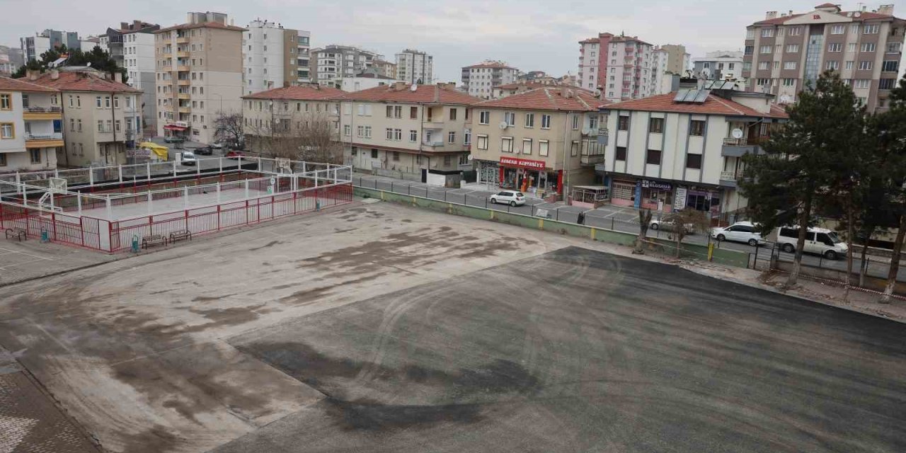 Büyükşehir, Yıkımını Tamamladığı Okulun Bahçesine Asfalt Döktü