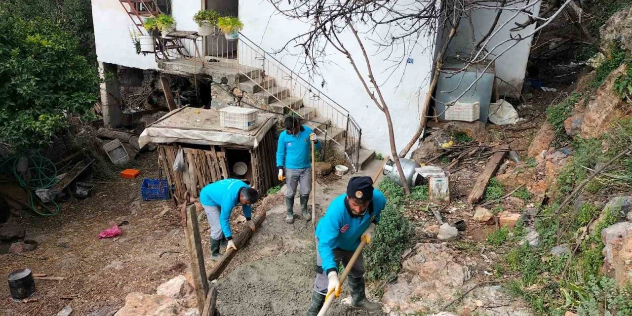 Evinin Önüne Yol Yapılan Engelli Hüseyin Amca, Sırtta Taşınmaktan Kurtuldu