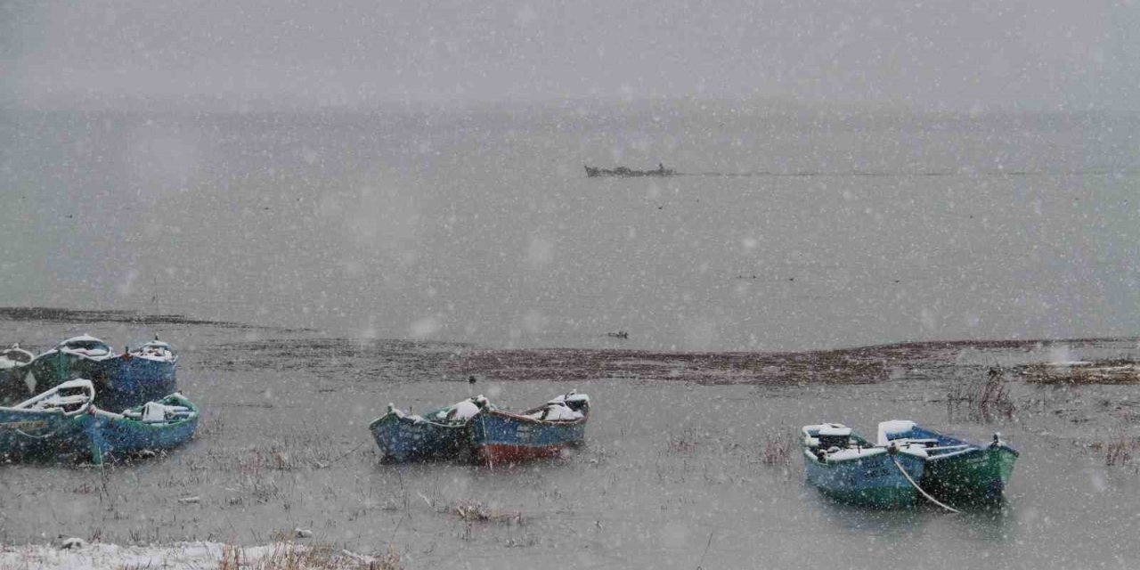 Beyşehir Gölü’nde Avlanmaya “kar” Molası