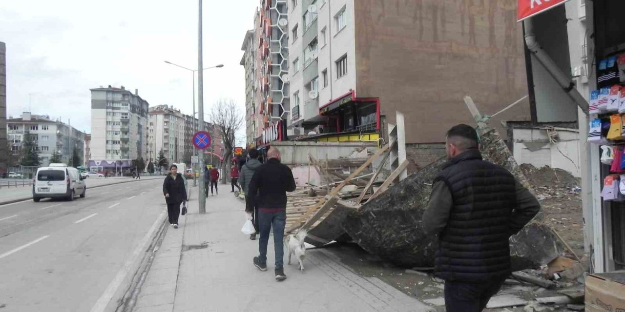 Rüzgârın Etkisiyle Devrilen Tahta Duvarlar Kaldırılmayı Bekliyor
