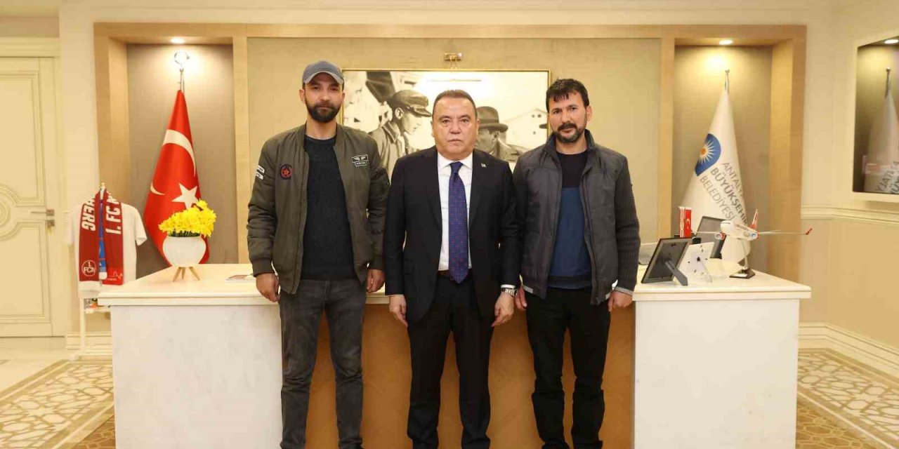 Enkazdan 162. Saat Sonra Sağ Çıkan Depremzede, Onu Kurtaran Kahramanlarıyla Buluştu