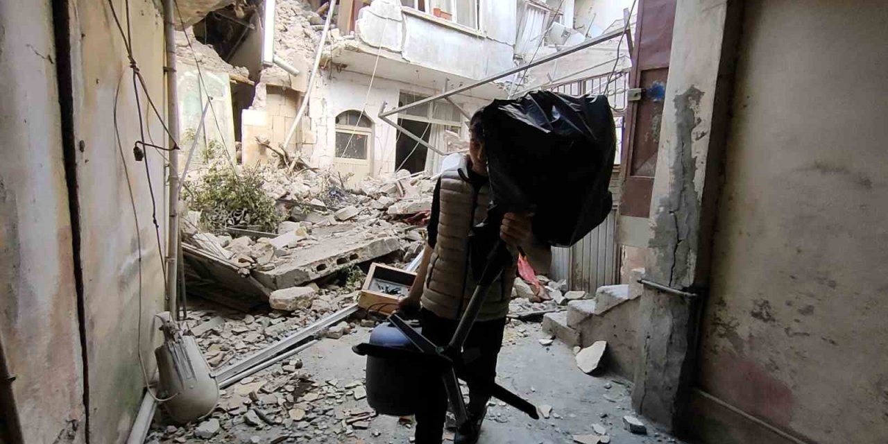 Suriyeli Gencin Harabeye Dönen Evinden Eşya Kurtarma Çabası