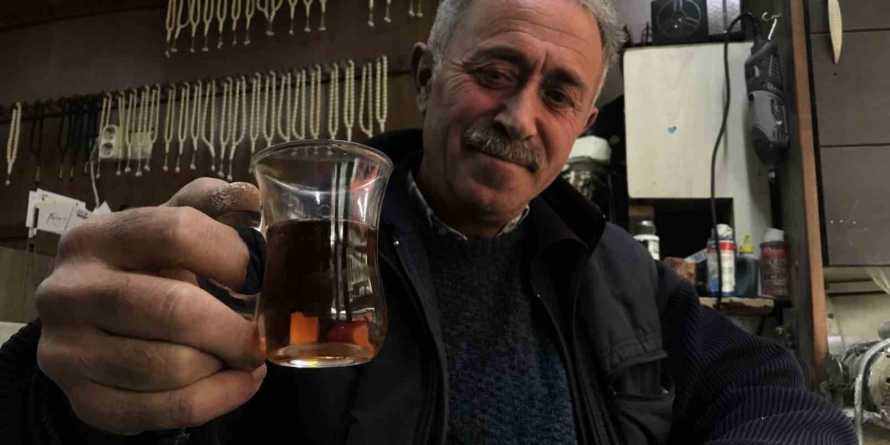 30 Yıldır Lületaşı Tozunu Çayıyla Ve Suyuyla Karıştırıp İçiyor