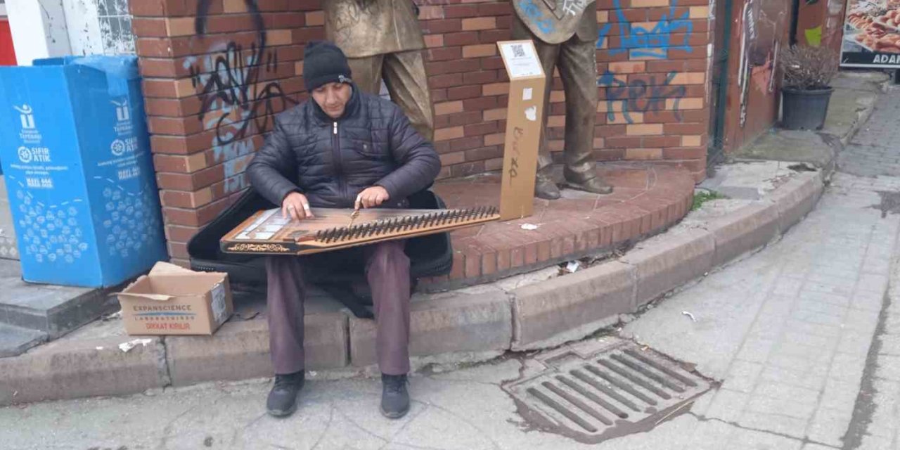 Kanun Melodileriyle İnsanların İçini Isıtıyor