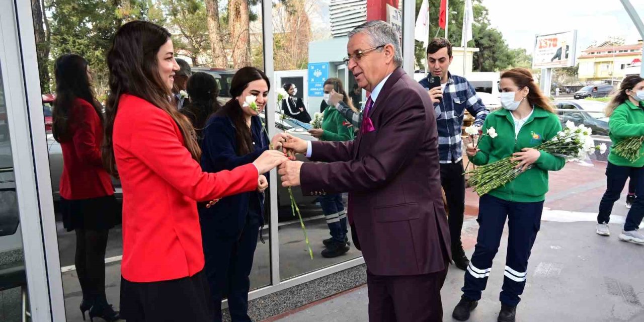 Başkan Topaloğlu’ndan Sağlık Çalışanlarına Karanfil