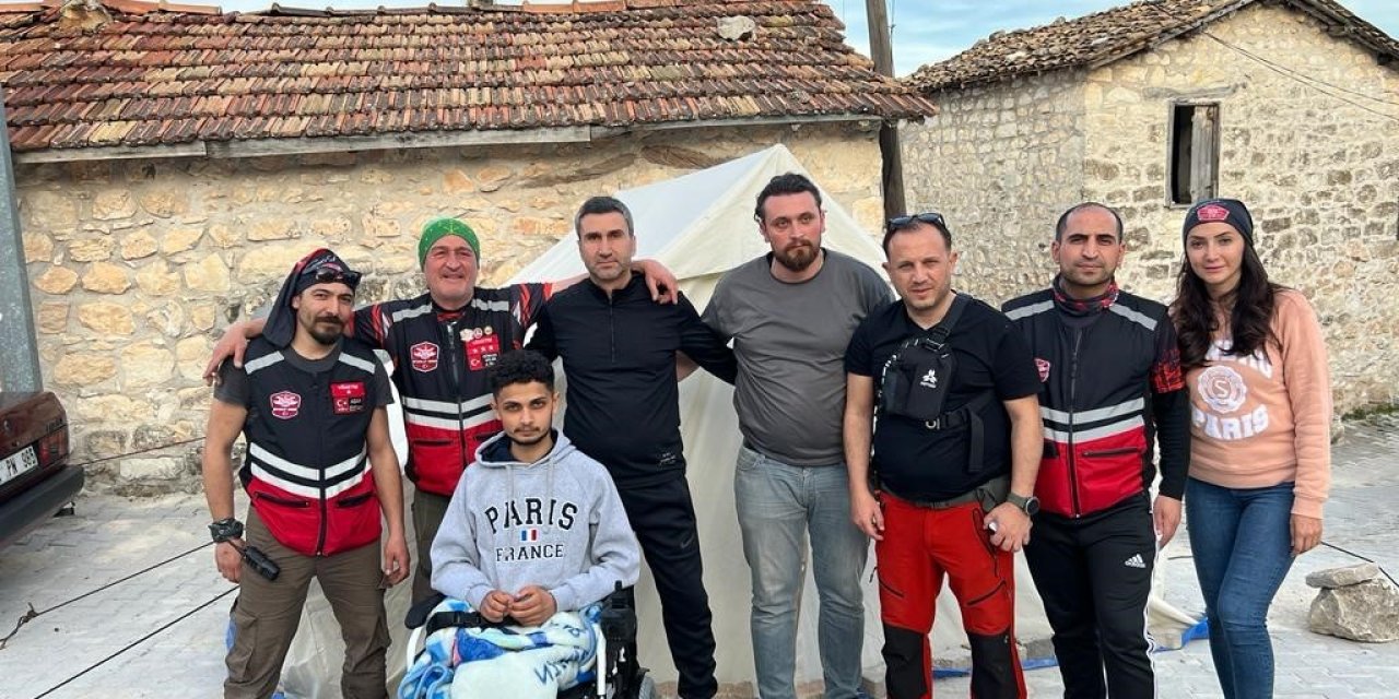 Eskişehirli Dernek Üyeleri Deprem Bölgesine Tekerlekli Sandalye Ve Oyuncak Götürdü