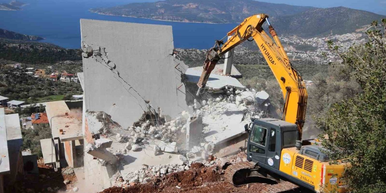 Turizm Cenneti Kaş’ta Kaçak Yapılar Yıkılıyor