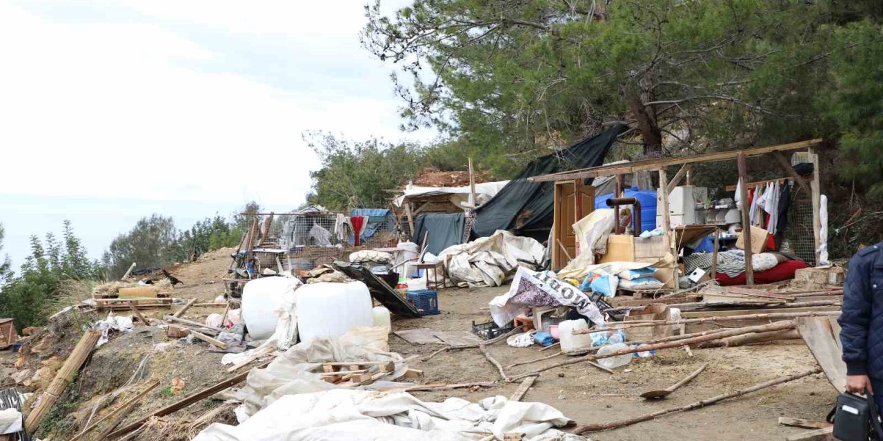 Alanya’da Hazine Arazisini İşgal Eden Baraka Boşaltıldı