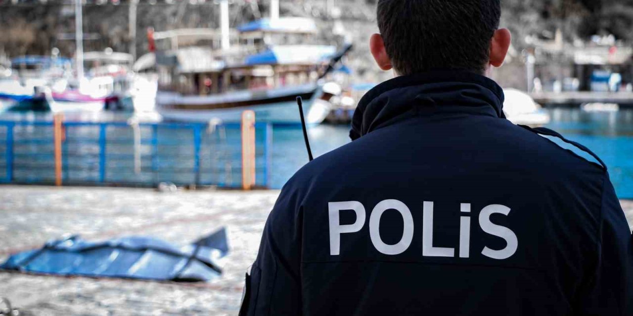 Antalya’da Denizde 17-18 Yaşlarında Erkek Cesedi Bulundu