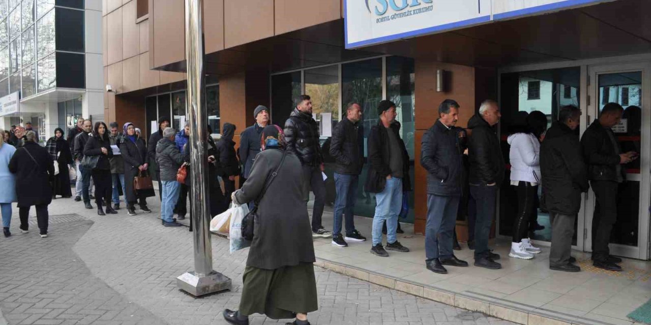 Sgk Önündeki Eyt Kuyrukları Devam Ediyor