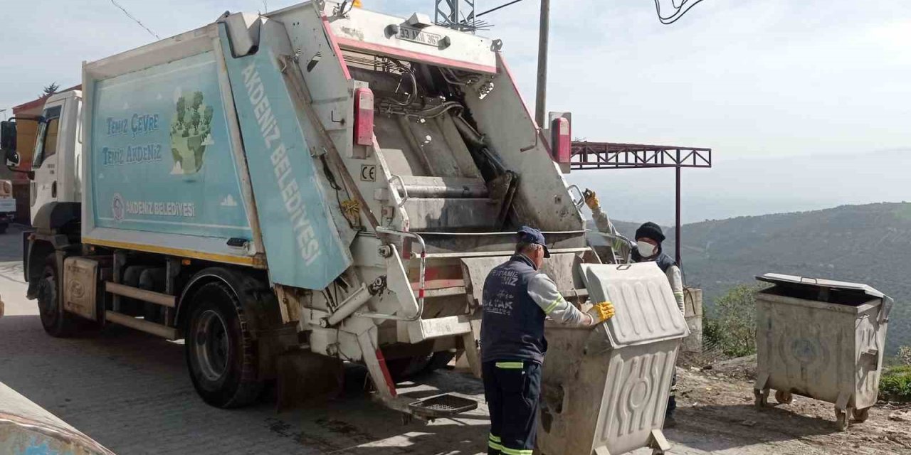 Akdeniz Belediyesi Günde 400 Ton Çöp Topluyor