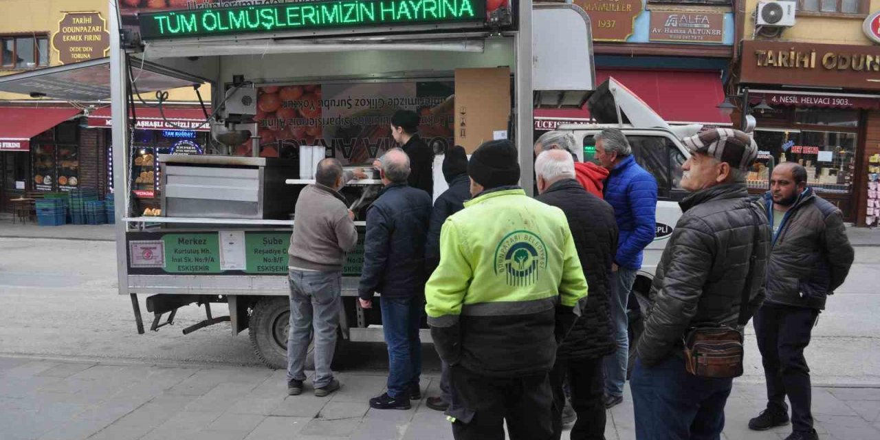 Odunpazarı Esnafı Depremde Ölenlerin Hayrına Lokma Döktürdü