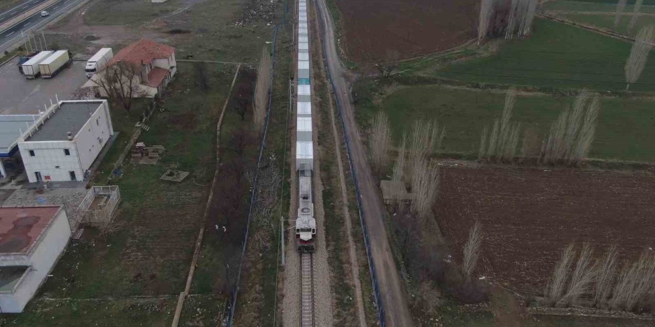 Depremzedelere Giden Yaşam Konteynerleri Kayseri’den Geçti