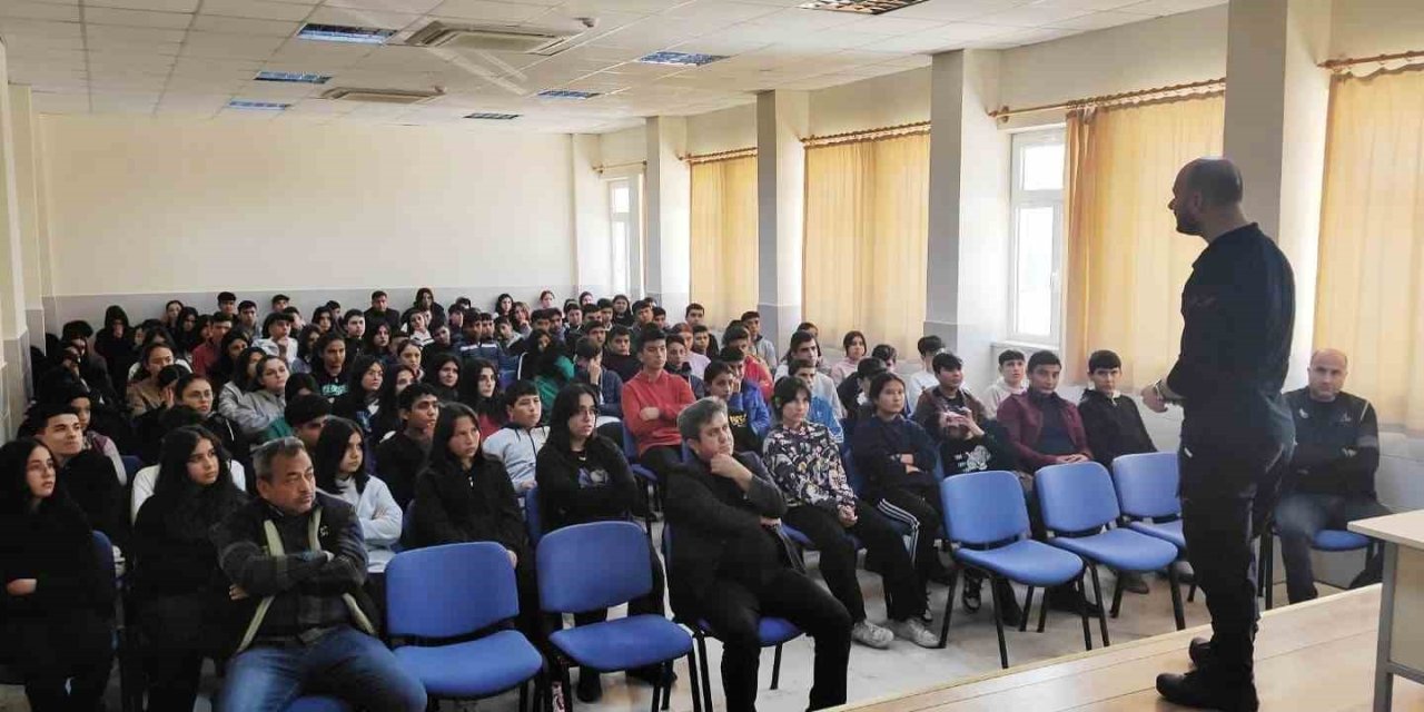 Mersin’deki Okullarda Terör Konusundaki Bilgilendirme Çalışmaları Sürüyor