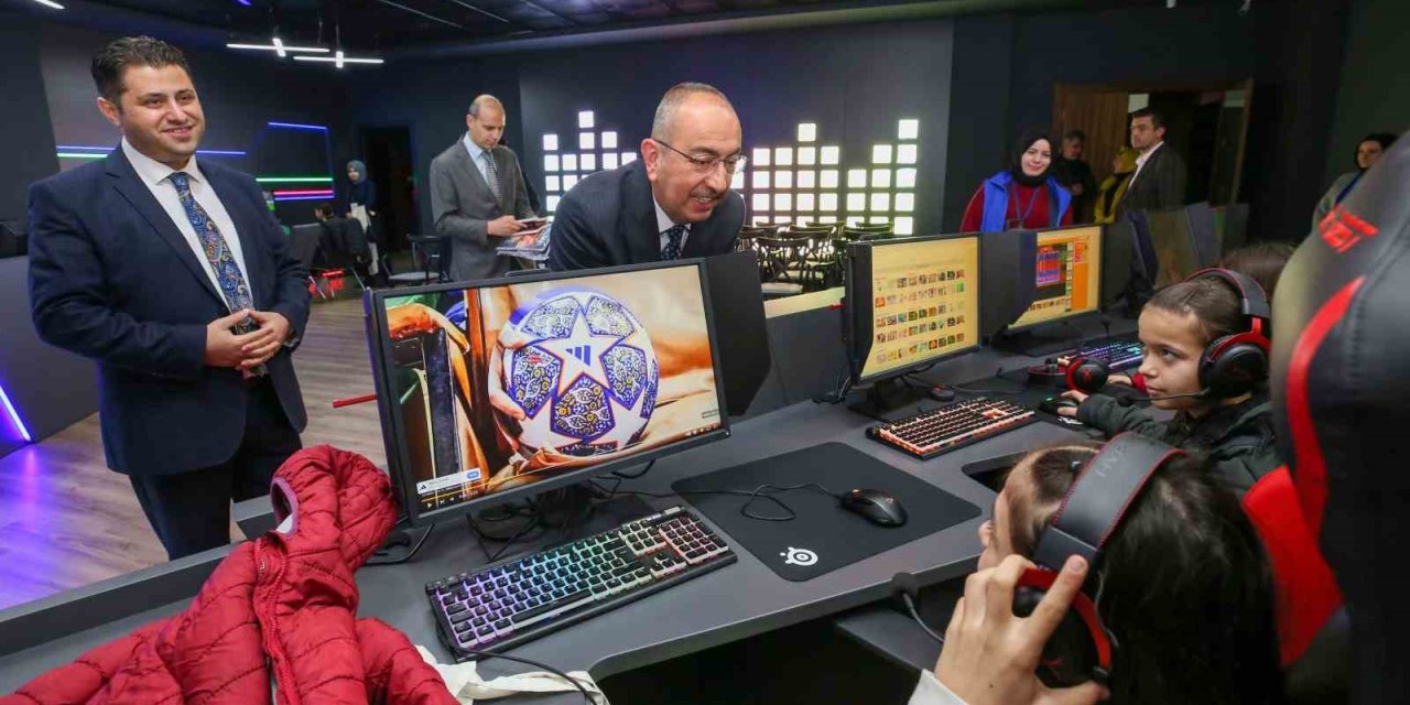 Meram E-spor Merkezi Depremzede Çocukları Ağırladı