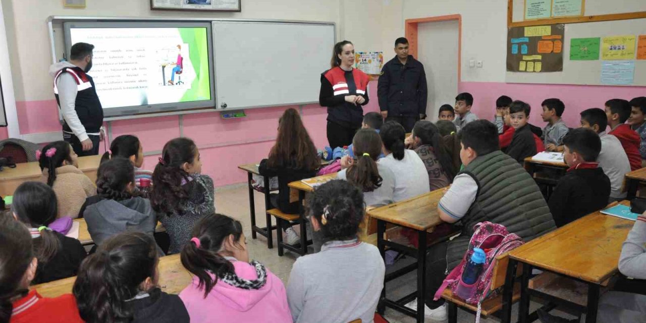 Jandarma Öğrencileri Siber Suçlara Karşı Bilgilendirdi