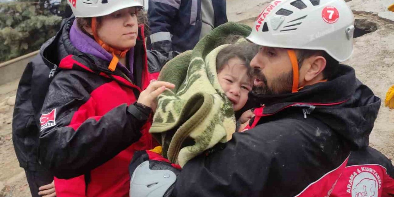 Kurtardıkları Çocuğa Verdikleri Sözü Tutup Annesini De Kurtardılar
