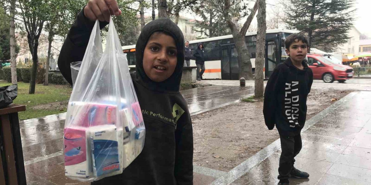 Çocuklar, Yağmur Altında Mendil Satmaya Devam Etti