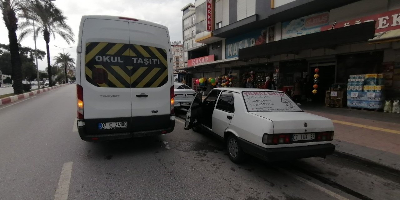 Park Ettiği Otomobilin Kapısını Açtı, Hastanelik Oldu