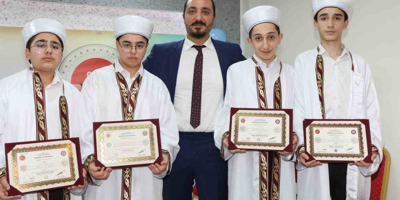 Eskişehirli Hafızlara Diplomaları Törenle Verildi