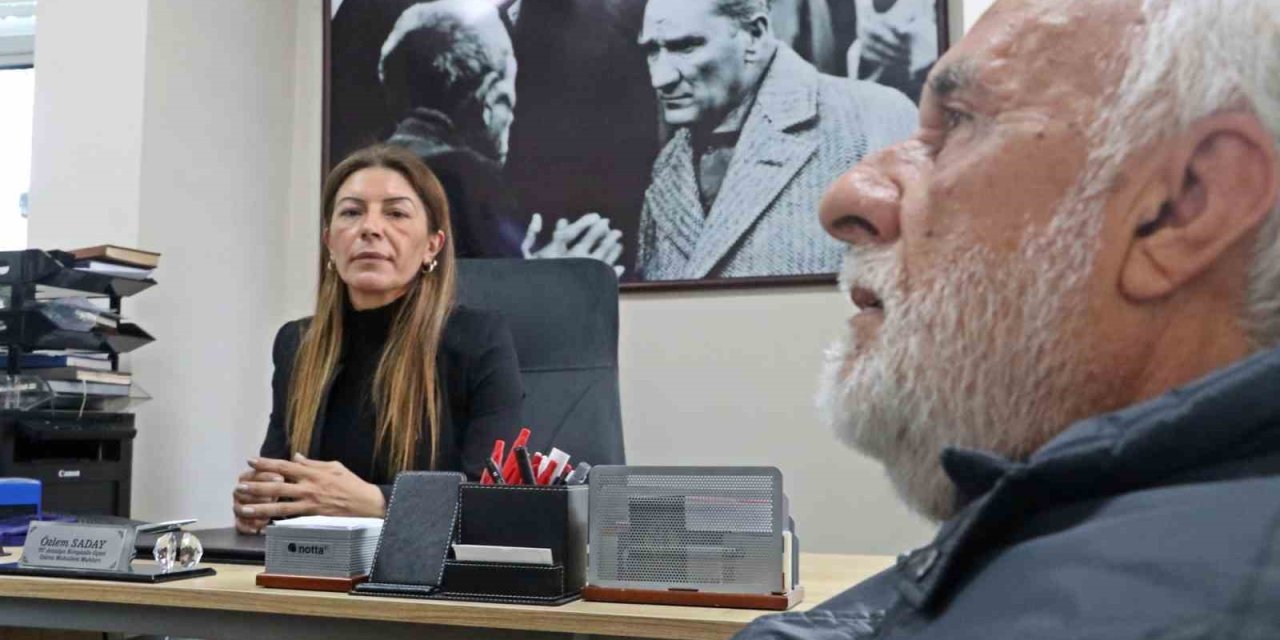 Ablası İle Ağabeyini Depremde Kaybeden Depremzede Muhtar, Acısını Depremzedelere Yardım Ederek Dindiriyor