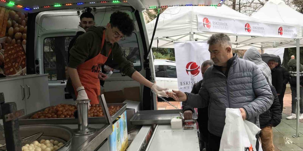 Eskişehir Valiliği Afetzedeler İçin Lokma Dağıttı
