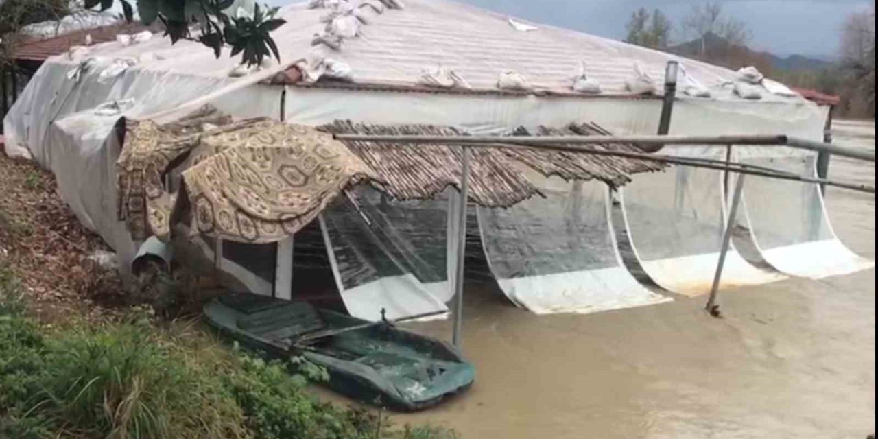 Turuncu Kodla Uyarılan Antalya’da Tarlalar Ve Yollar Göle Döndü
