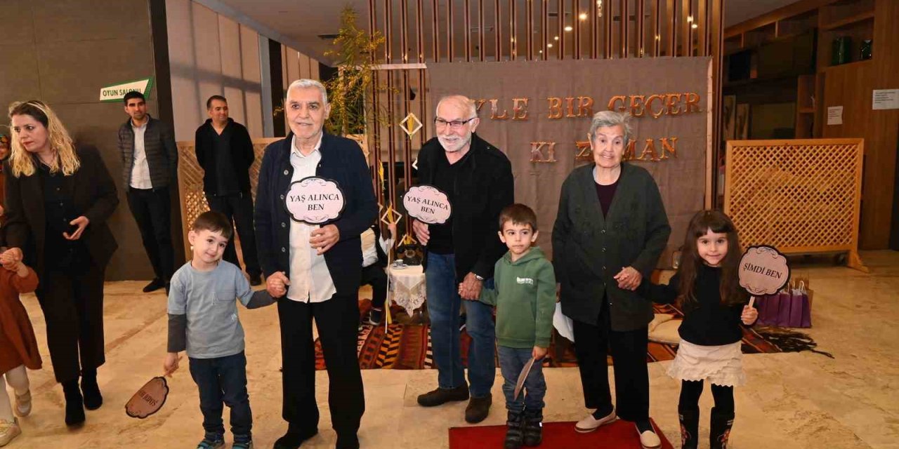 Küçükler Ve Büyüklerden "geçmişten Geleceğe" Defilesi