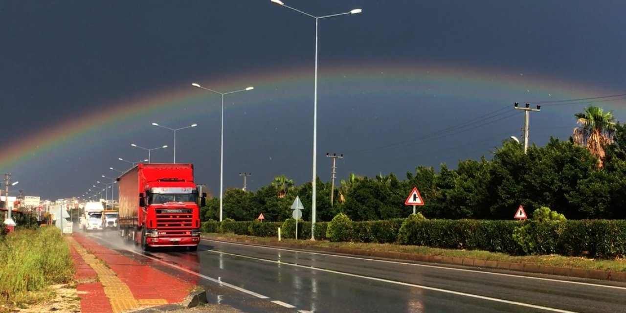 Mersin’de Sağanak Sonrası Gökkuşağı Renkli Görüntüler Oluşturdu