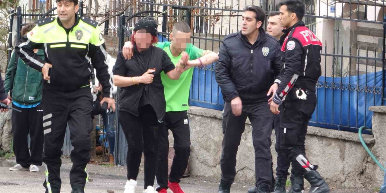 Kavga Ettiği Dini Nikahlı Eşini Bıçakla Yaralayıp Arabaya Zarar Verdi