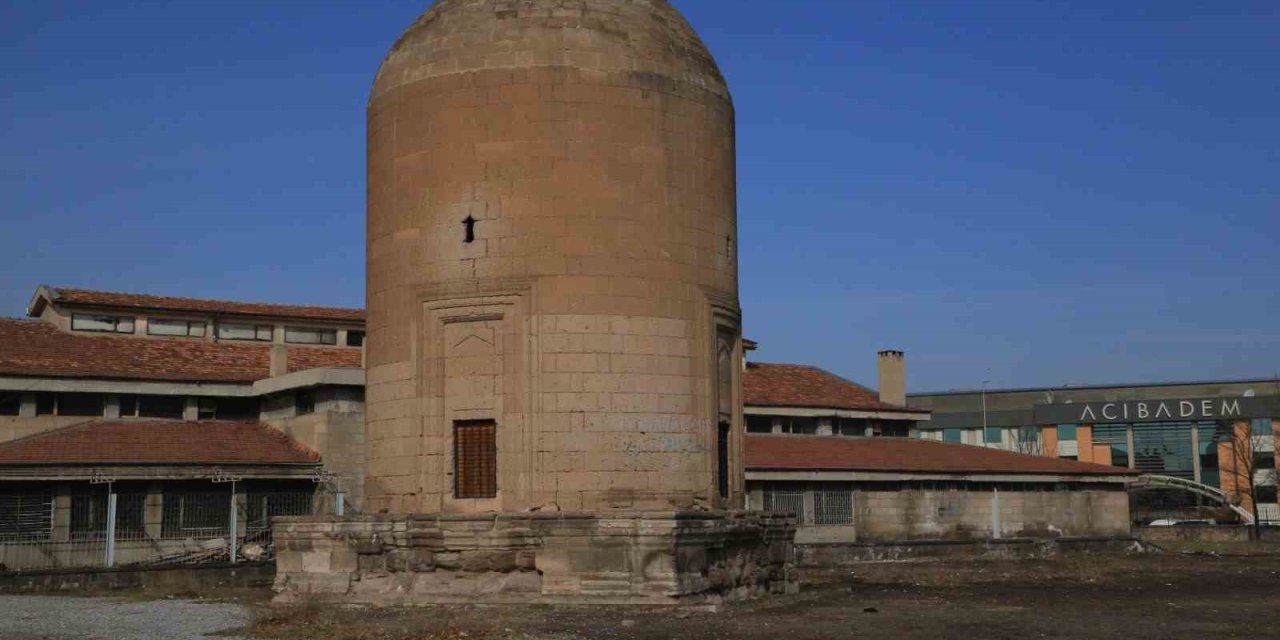 Melikgazi Belediyesi Sırçalı Kümbeti Restore Edecek