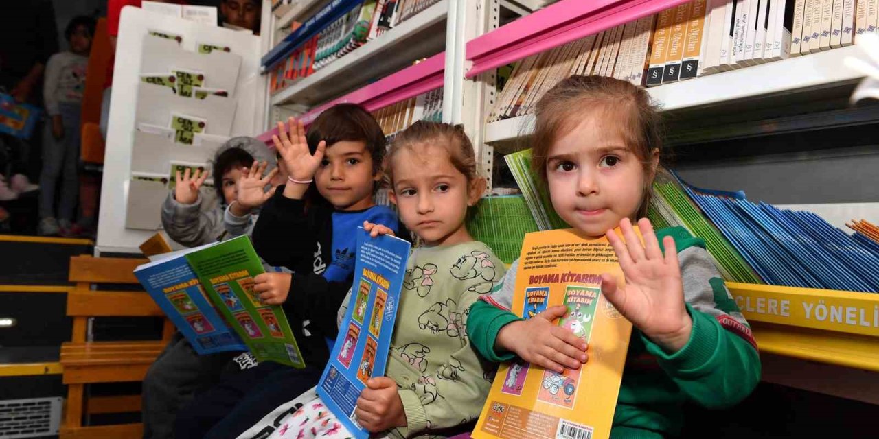 Mersin’de Depremzede Çocuklara Kitap Hediye Edildi