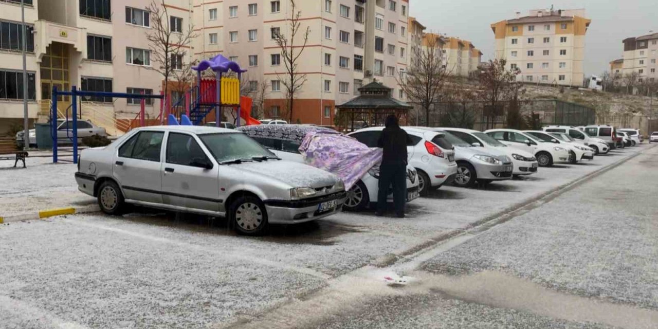 Aksaray’da Şiddetli Dolu Yağışı Şehri Beyaza Bürüdü