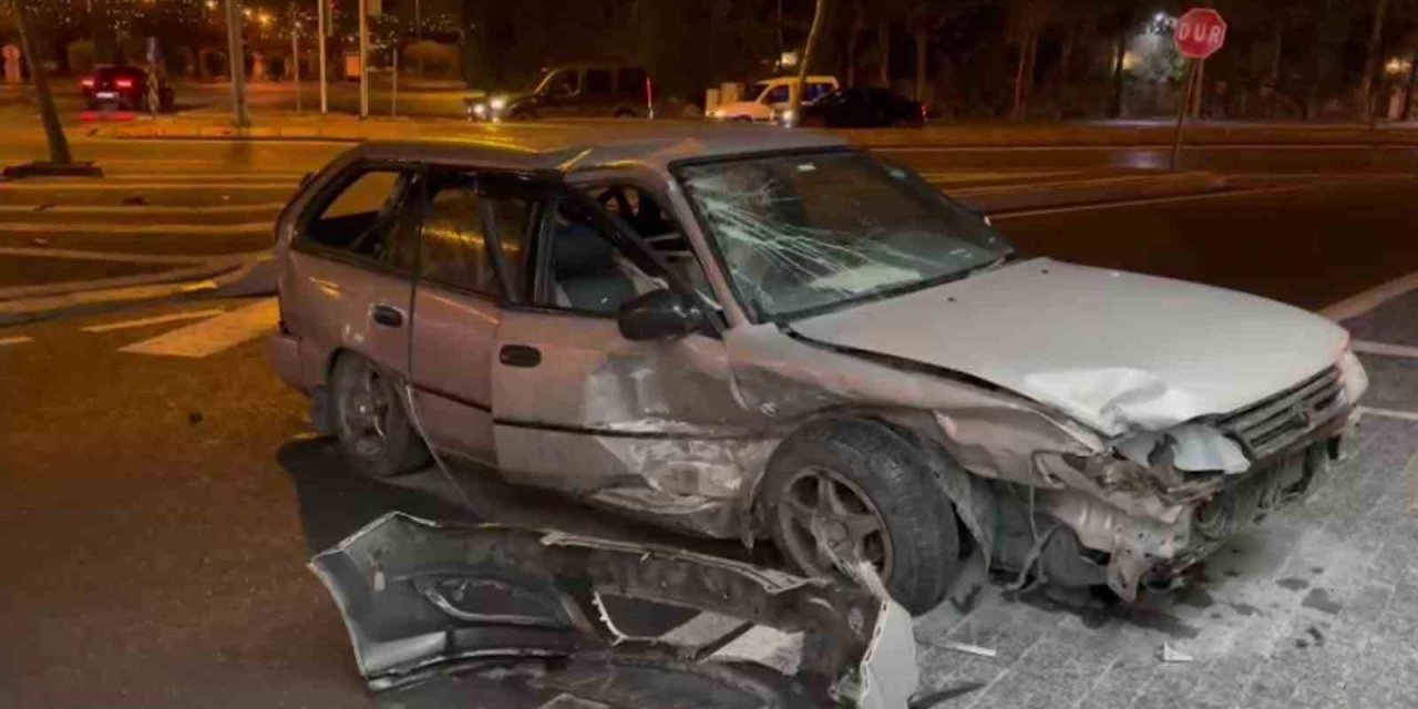 Otomobiller Çarpıştı: 3 Yaralı