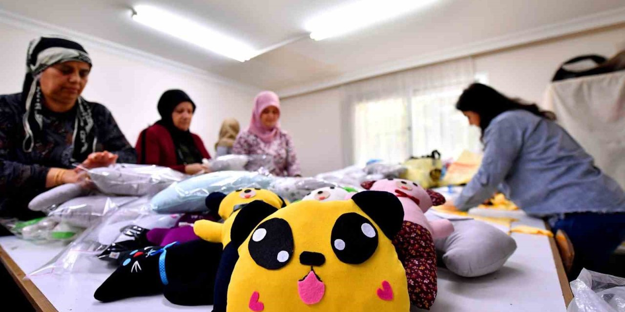 Mersin’de Depremzede Çocuklara ’uyku Arkadaşı’