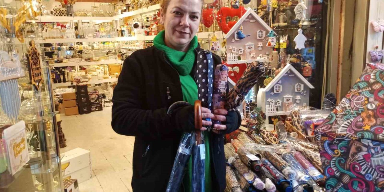 Yağışlar Şemsiye Satıcılarına Can Suyu Oldu