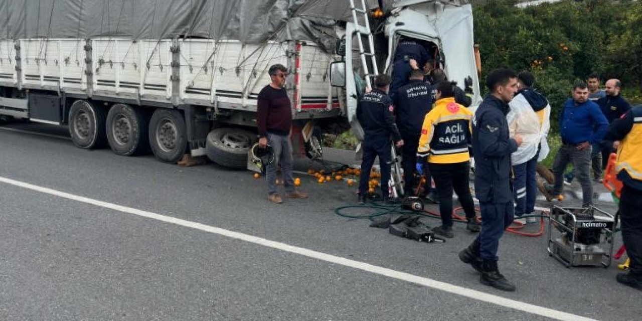 Tıra Arkadan Çarpan Kamyonun Kupasına Sıkışan Sürücü Uzun Uğraşlar Sonunda Kurtarıldı