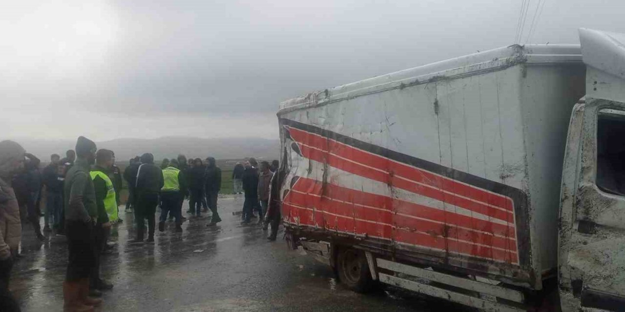 Tırla Kamyonet Çarpıştı: 1 Ölü