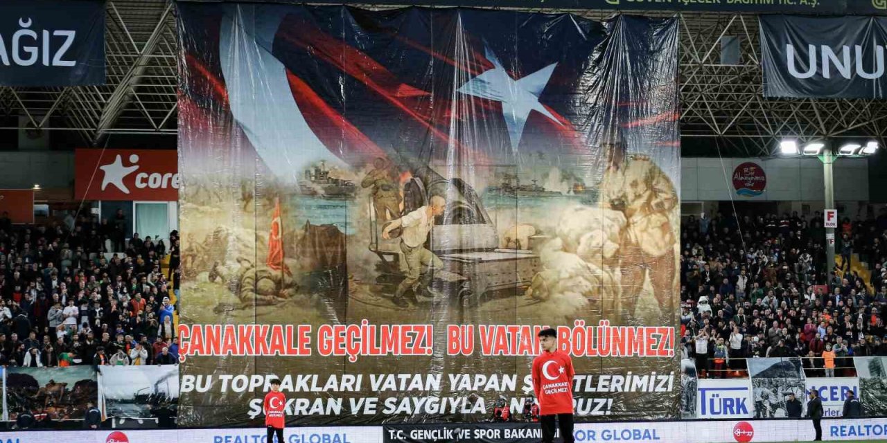 Spor Toto Süper Lig: Corendon Alanyaspor: 1 - Fenerbahçe: 0 (ilk Yarı)