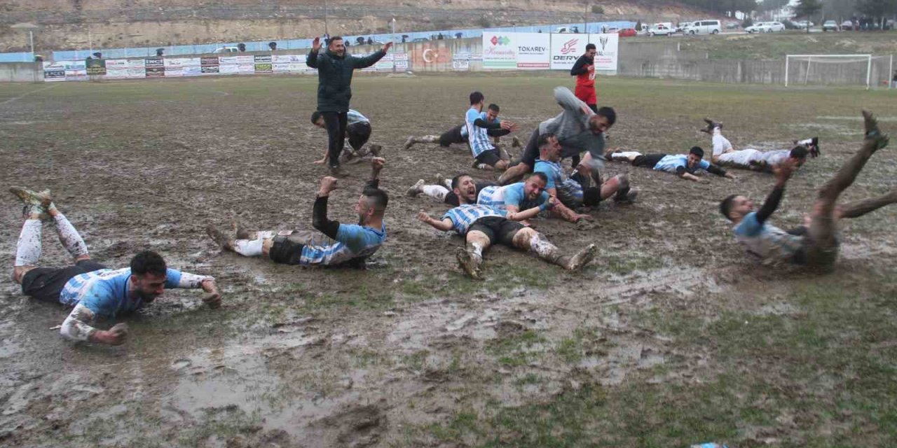 Şampiyonluğu Çamura Yatarak Kutladılar