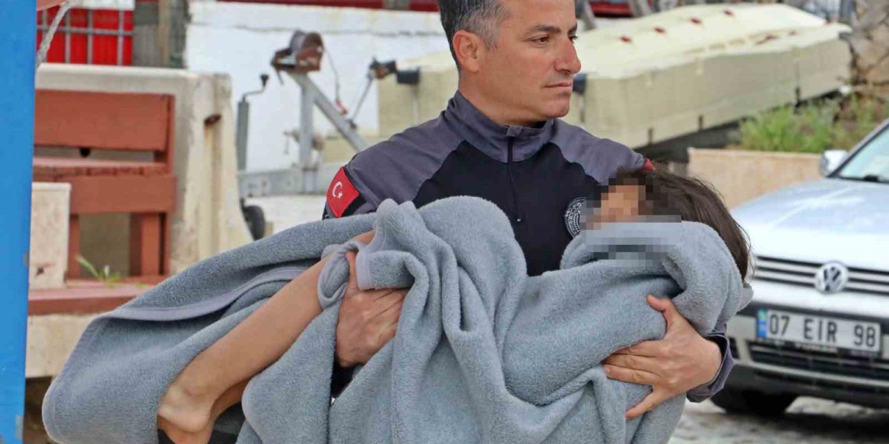 Antalya’da Sörf Tahtasıyla Açığa Sürüklenen Turistleri Deniz Polisi Kurtardı