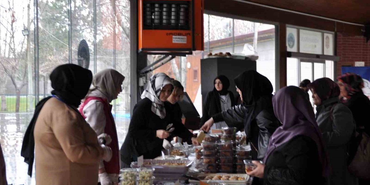 İlim Hikmet Vakfı, Depremzedeleri Hayır Çarşısı’nda Ağırladı