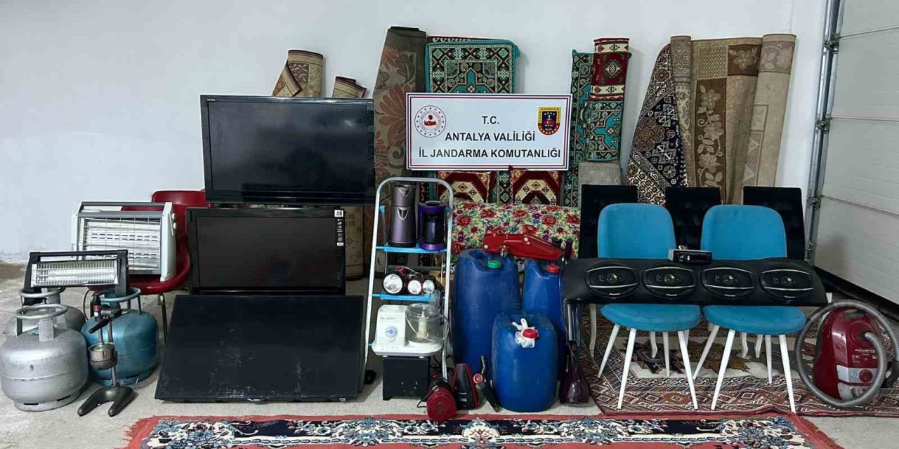 Antalya’da Evlere Girip Vatandaşların Eşyalarını Çalan Hırsızlar Yakalandı