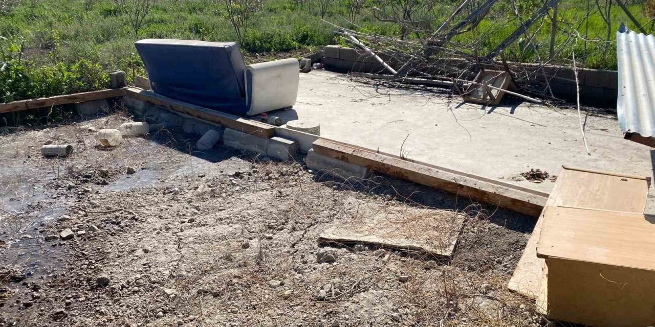 Konteyner Evi Çalanlar, Aracı Çamura Saplanınca Yakalandı