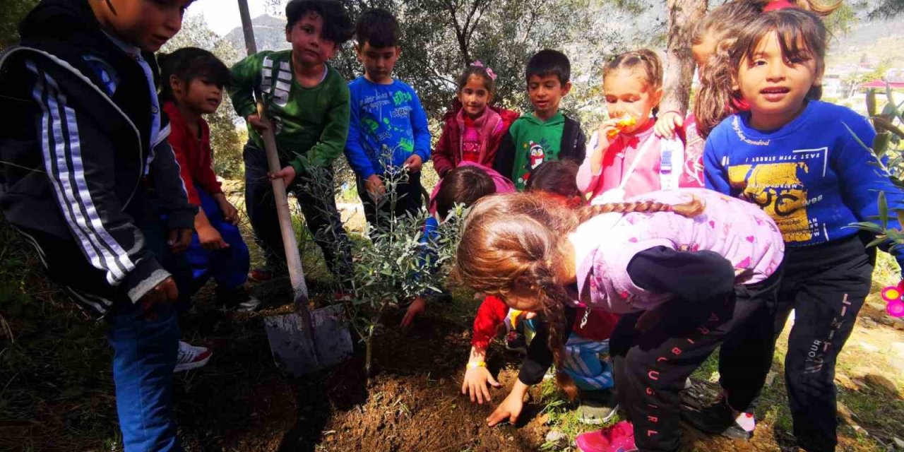 Mersin’in Tüm Okullarında ’yarın Sen De Bir Fidan Dik’ Etkinliği