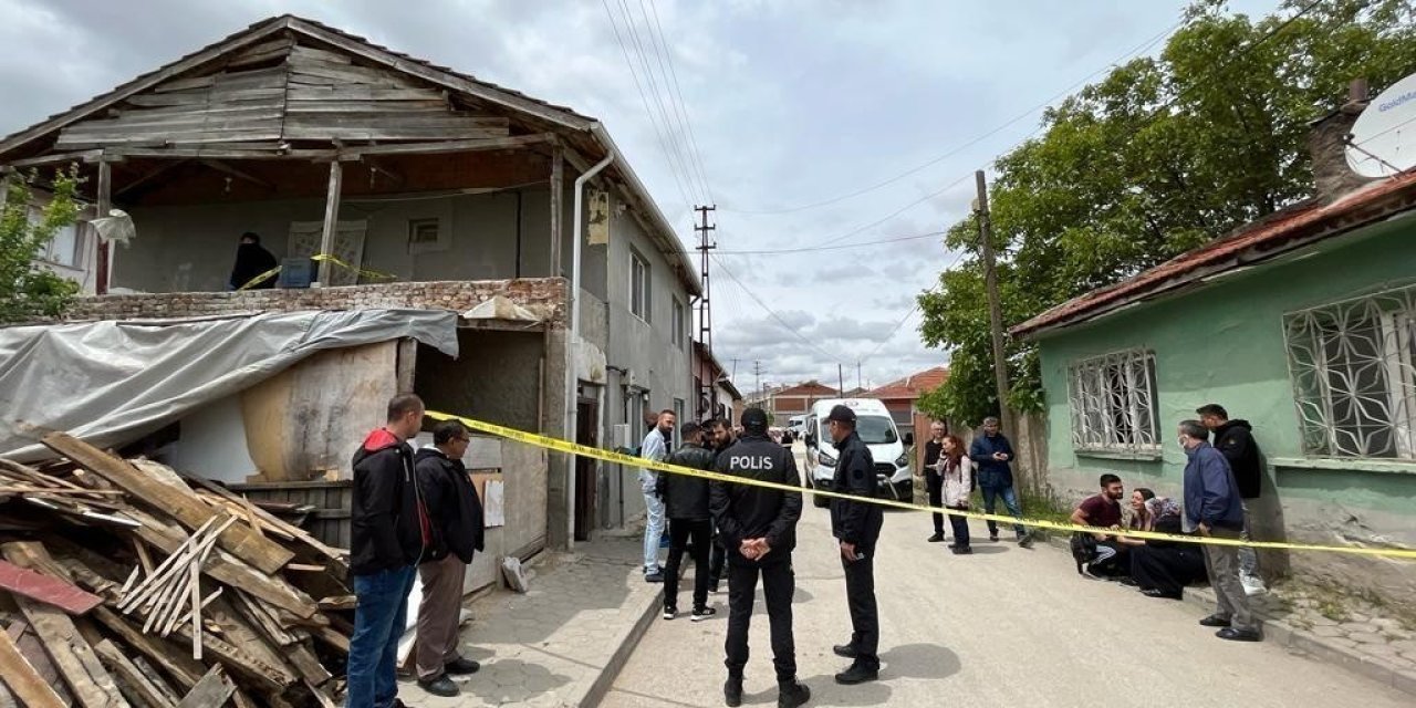 Annesini Öldüren Çocuk Ve Azmettiricilik İddiasıyla Yargılanan Babanın Davasında Erteleme Kararı