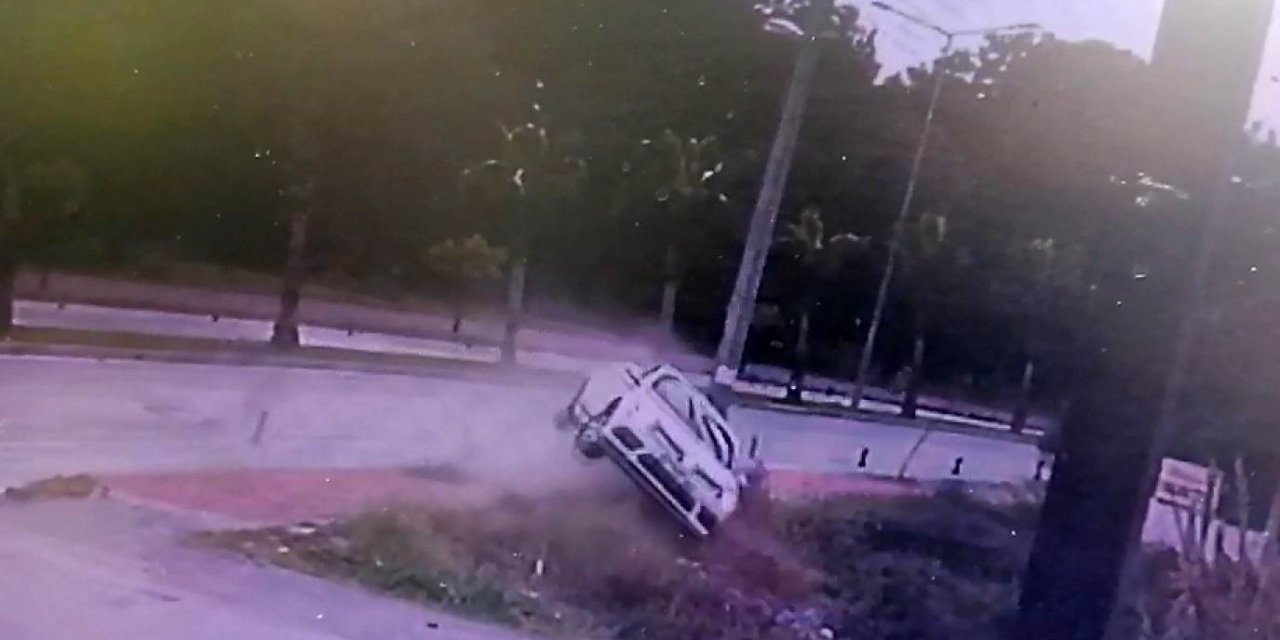 Virajı Alamayan Otomobilin Direğe Çarptı: 1 Yaralı