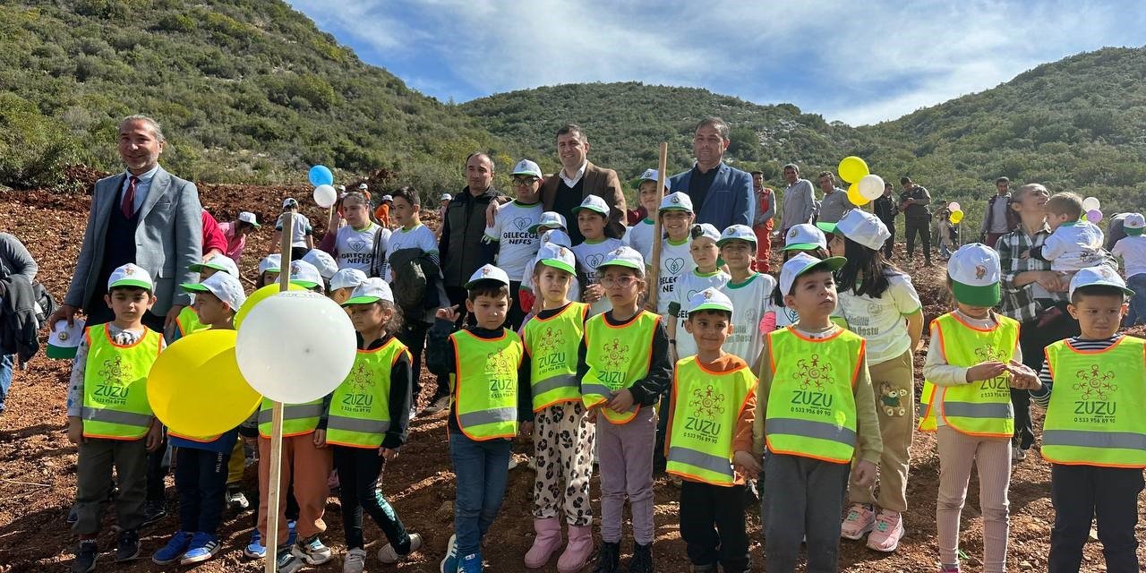 Özel Öğrenciler Depremzede Çocuklarla Fidan Dikti