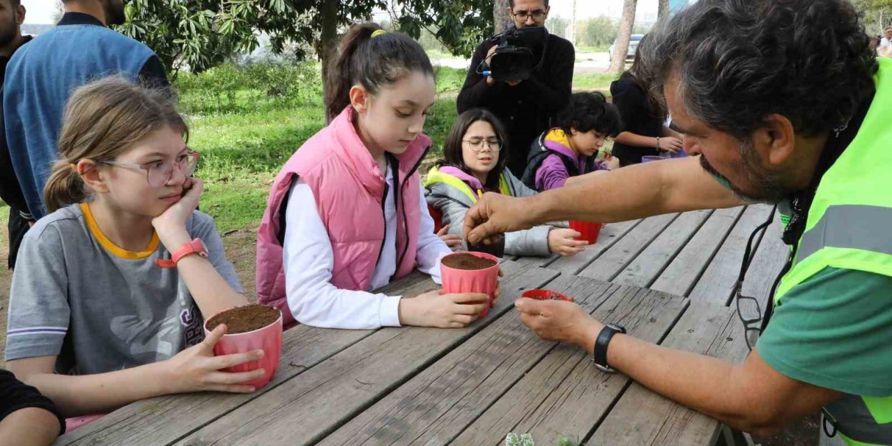 Minik Eller Fidanları Deprem Anısına Dikti